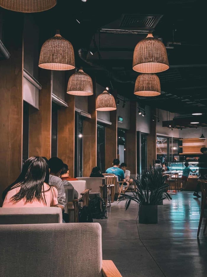 Iluminación decorativa en espacio comercial